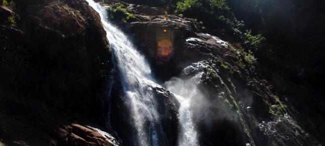 Schwerkraft Wasserfall Bild auf Leinwand