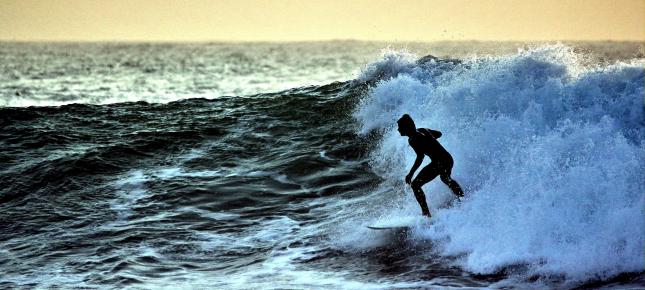 Surfer in der Welle Bild auf Leinwand