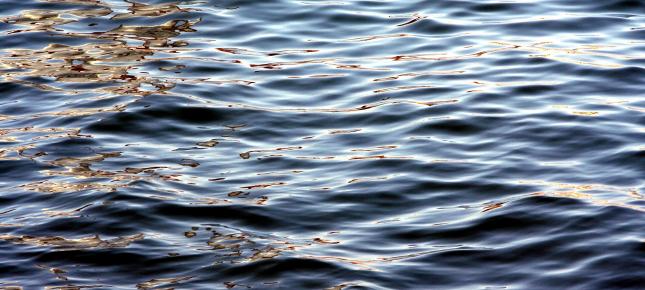 Wasseroberflaeche Bild auf Leinwand