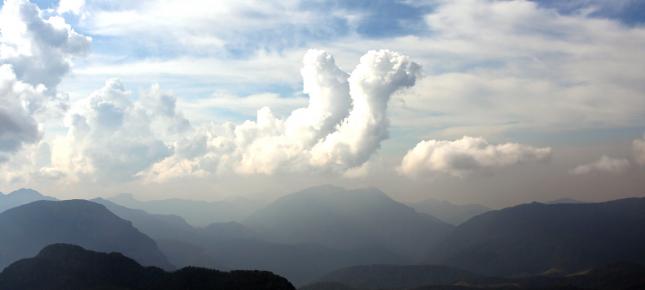 Wolken im Gebirge Bild auf Leinwand