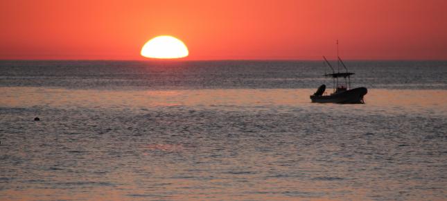 Boot im Abendlicht Bild auf Leinwand