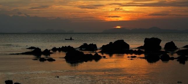 Boot im Sonnenuntergang Bild auf Leinwand