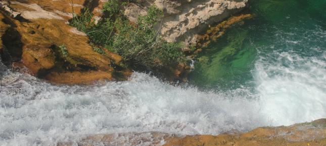 Fliessendes Wasser Bild auf Leinwand