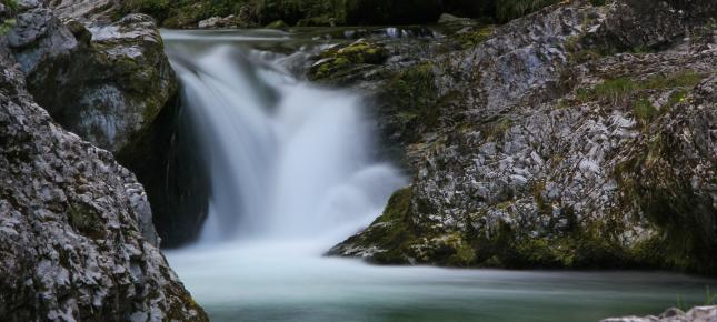 Kleiner Wasserfall Bild auf Leinwand