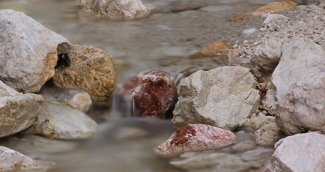 Rote Steine im Wasser Rote Steine im Wasser