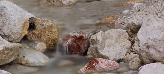 Rote Steine im Wasser Bild auf Leinwand