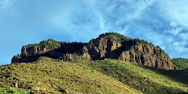 Gruene Berglandschaft