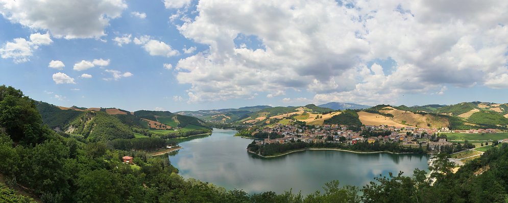 Romantisches Dorf am See Leinwand